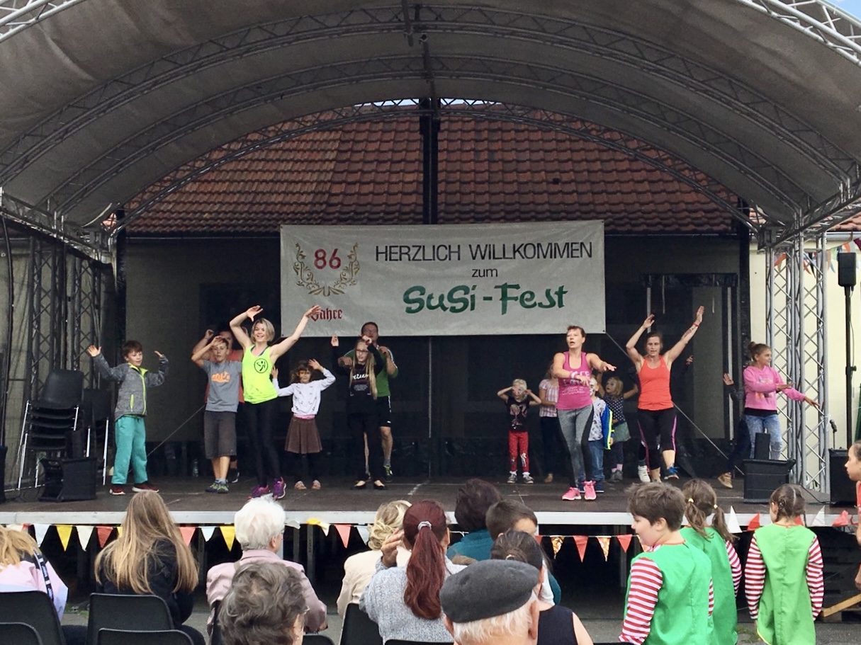 Kinder tanzen spontan auf der Bühne bei einer Zumba-Session während des SuSi Fests 2018.